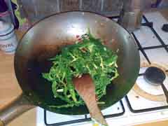 Saltear verduras en el wok