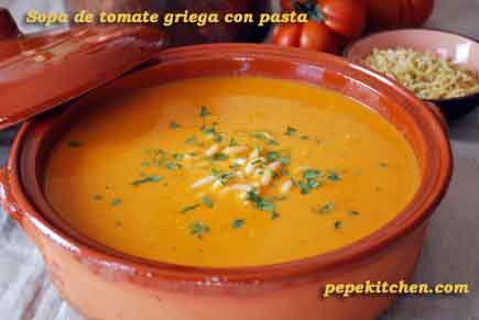 Sopa de tomate griega con pasta