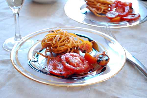 Ensalada de tomate con nidos de pasta frita © José Maldonado