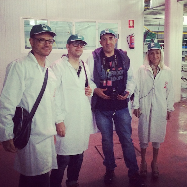 bloggers en visita a cooperativa picota del jerte